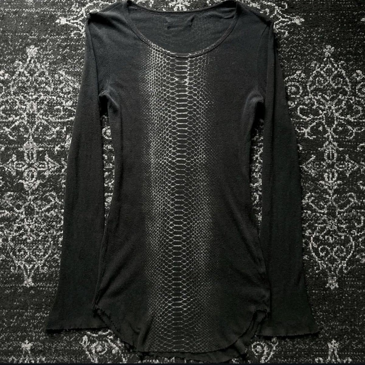 Tops Longsleeve Black Round Ne - Tee Graphic Print ulasan dan harga